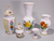 Vasen verschiedener Formen mit Blumenmalerei, farbigem Fond und Goldstaffage 